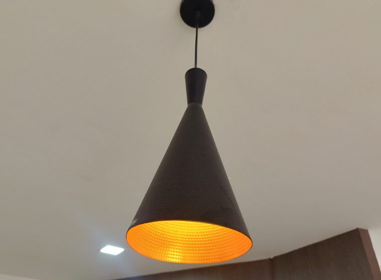Lampadario a sospensione nero con interno dorato